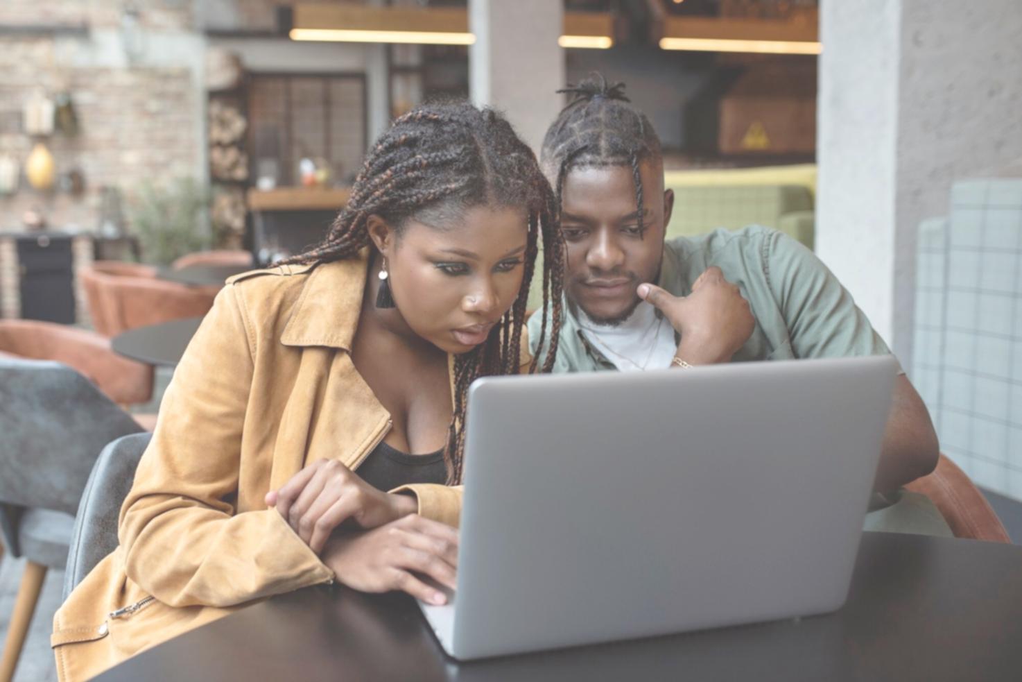 Arbeitsplatz für Online-Lernen mit Computer und Arbeitsmaterialien